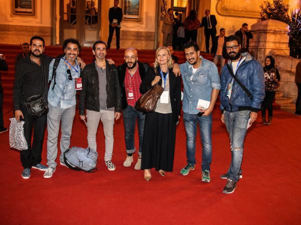 de volledige cast poseert op de rode loper van de journees theatrales de carthage