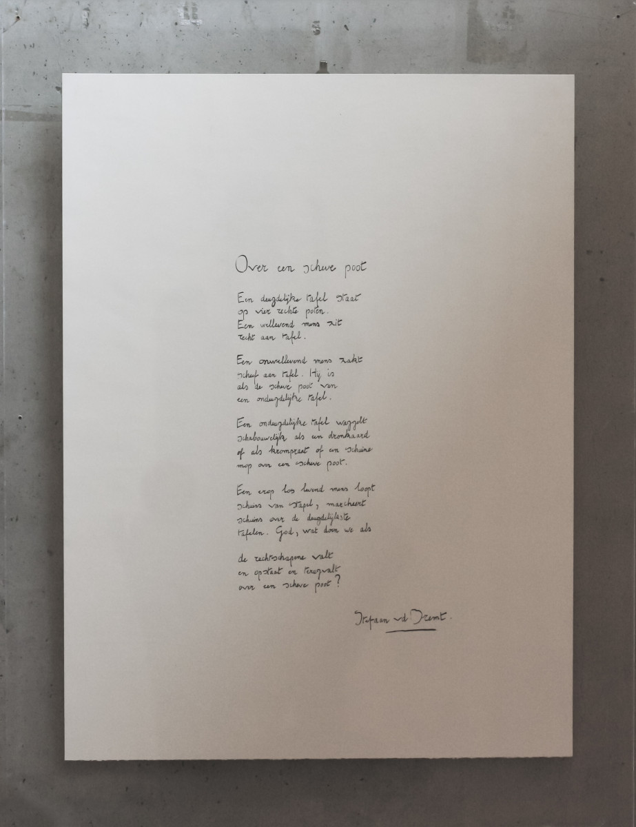 Over een scheve poot - Gedicht van Stefaan Van den Bremt