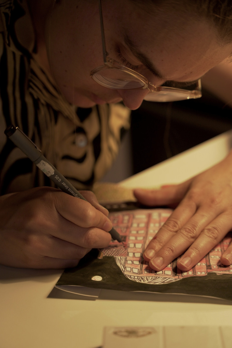 Stefani Van Stee aan het werk in haar studio