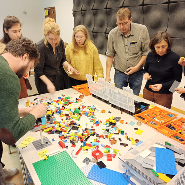 Workshop voor het departement werk en sociale economie over sociale innovatie -Creatieve tools inzetten zoals Lego om aan co-creatie te doen lr