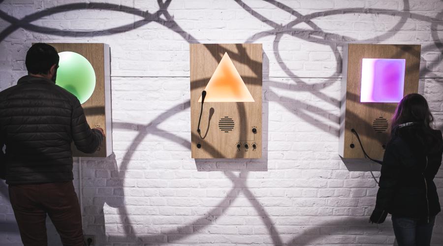 Image of the installation 'Geometric Music' by Superbe. A circle, a triangle and a square light up.