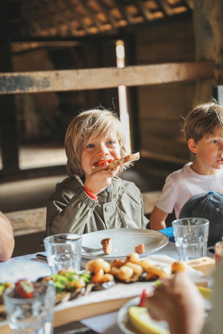 Jongen eet boterham