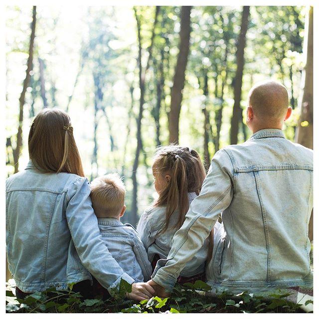Ouders met kinderen in natuur