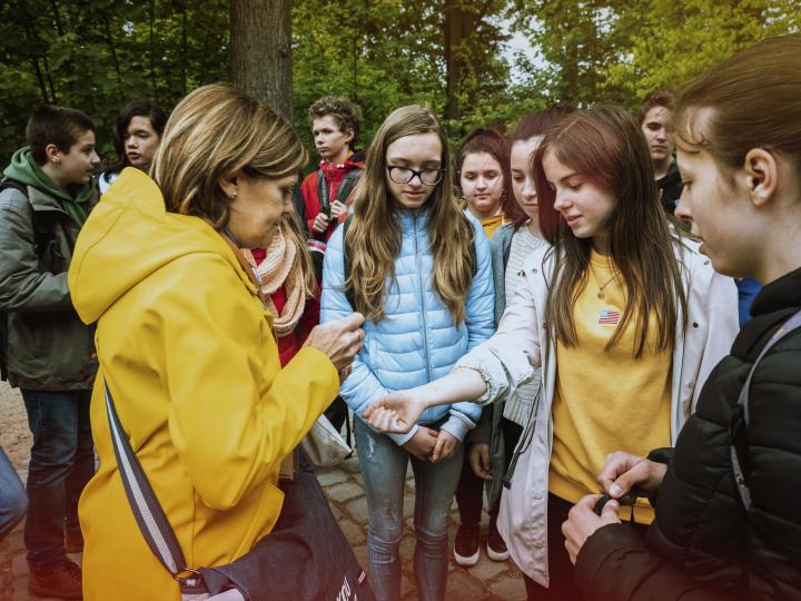 Tieners schoolreis met gids