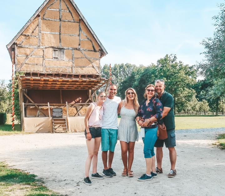 Groepje bezoekers voor de Spijker