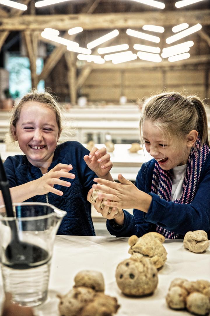 Meisjes in atelierschuur Wortel atelier brood