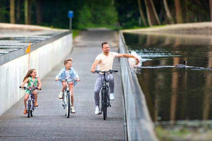 Fietsen door het water