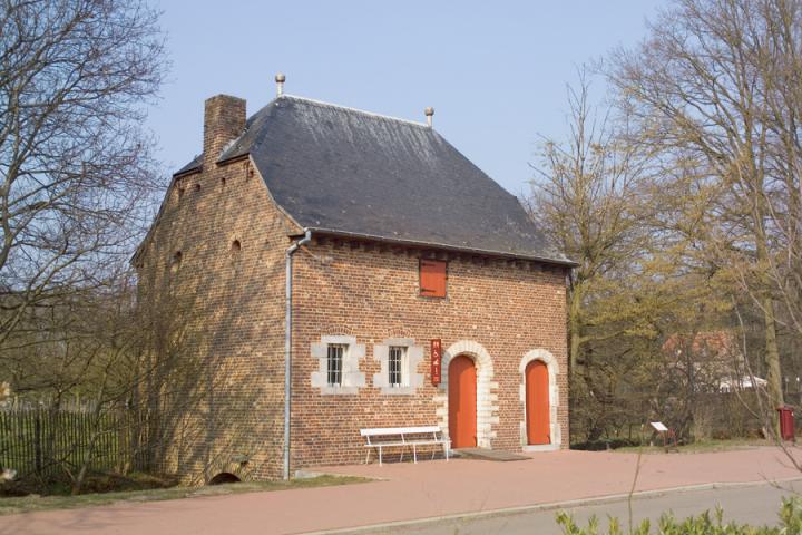 Het washuis uit Metseren na overbrenging naar Bokrijk.