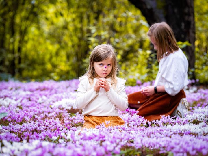 Meisjes tussen bloemetjes