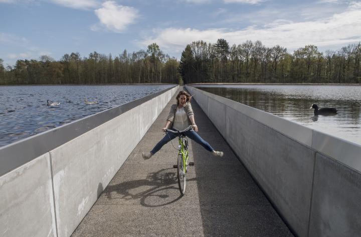 Fietsen door het water plezier