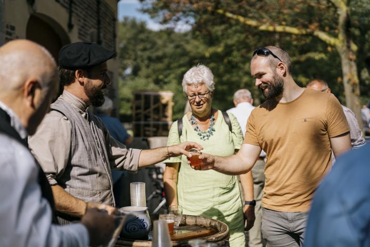 Bezoekers proeven het in Bokrijk gebrouwen bier