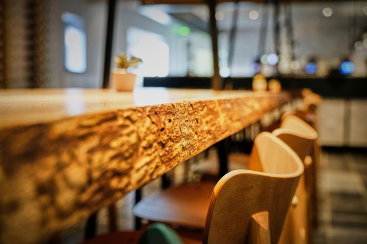 Houten tafel en stoelen in het Koetshuis