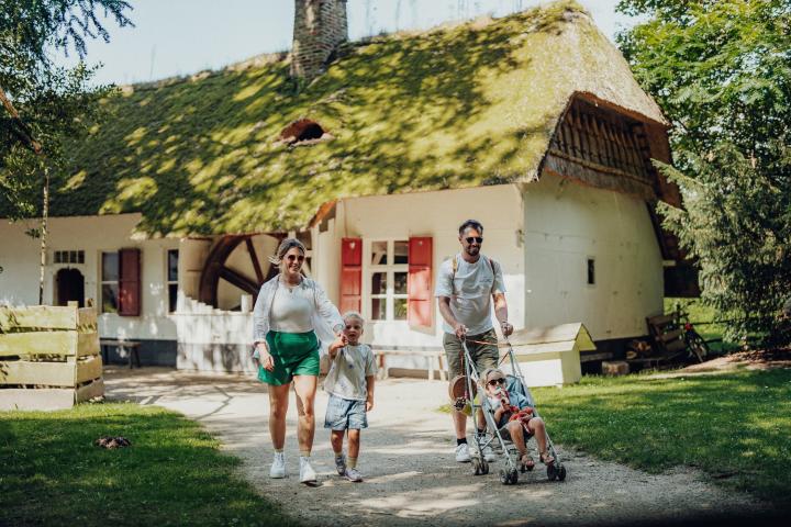 historische hoeve gezin met twee kinderen
