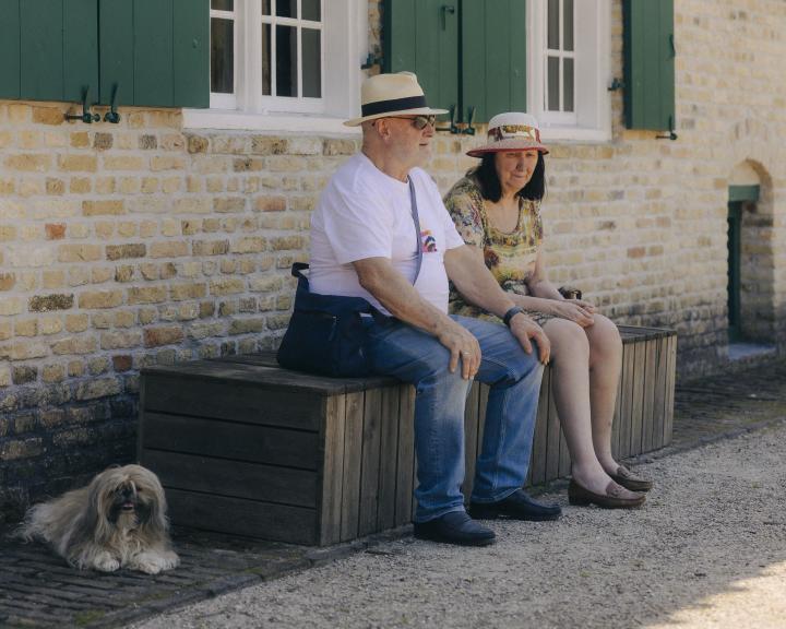 Ouder koppel met hond in Openluchtmuseum