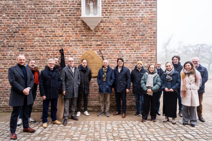 Inhuldiging gedenkpaneel restauratiecampagne samen met de voorzitter van Bokrijk en architecten en aannemers die aan de restauratiecampagne meewerkten