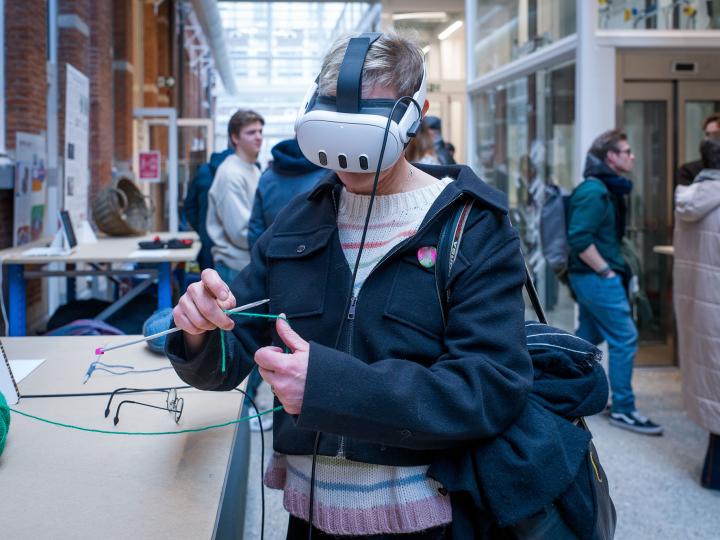 Een publieksmedewerker van Bokrijk probeert de technologie van het pilootproject Working Wicker Digitally uit