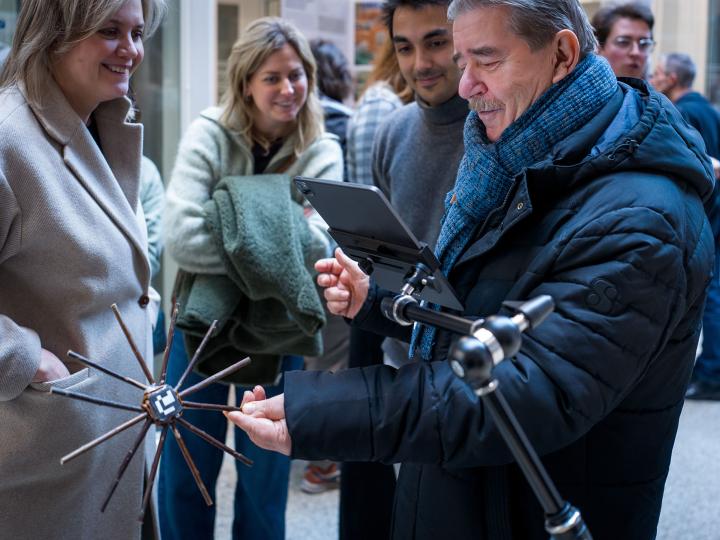 Een publieksmedewerker van Bokrijk probeert de technologie van het pilootproject Working Wicker Digitally uit
