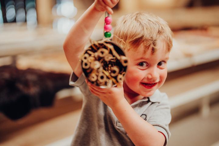 Jongetje houdt trots bijenhotel vast dat hij zelf in het atelier heeft gemaakt