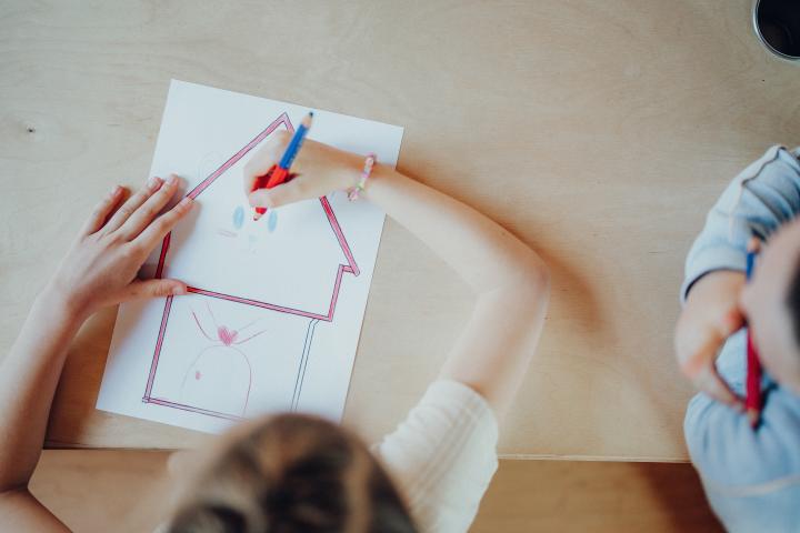 meisje kleurt tekening van Bokrijk-huis in in de Ontwerpstudio