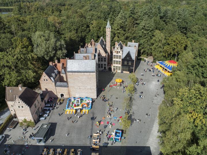 Familiedag bedrijven met luchtkussens en attracties op het binnenplein aan HANGAR58 en de Oude Stad