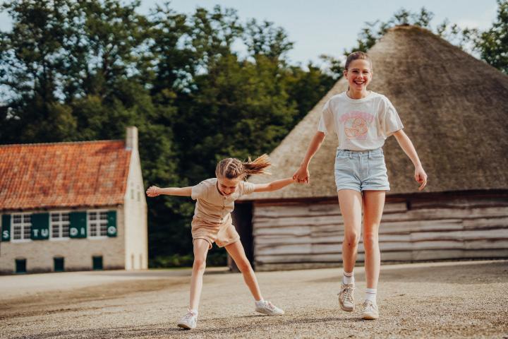 Twee meisjes hand in hand voor de Bouwschuur