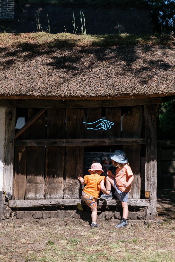 Kindjes ontdekken de boodschappen op het erf van expo Moederziel