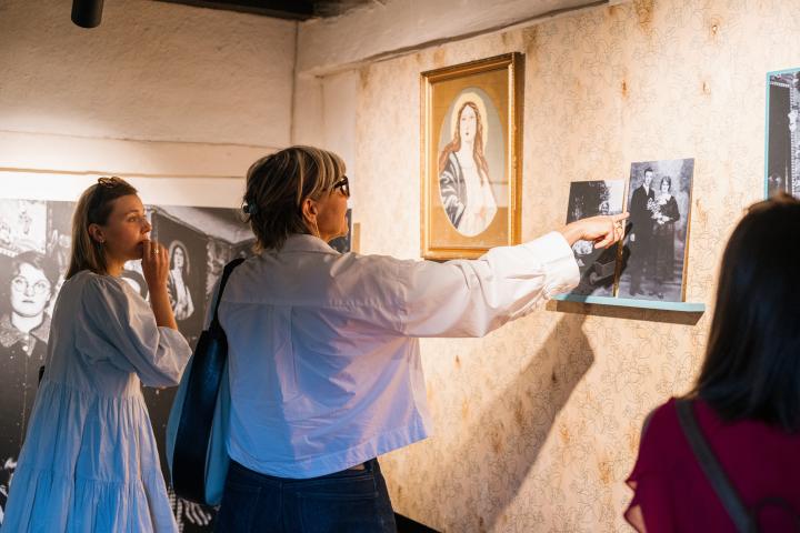 Vrouw ontdekt samen met dochter het verhaal van Magda Horvath in de expo Moederziel