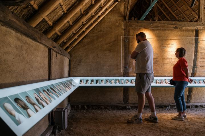 Koppel bekijkt de portretten van de 54 getuigen in de expo Moederziel