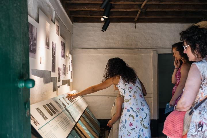 Moeder geeft uitleg aan dochter over de expo Moederziel