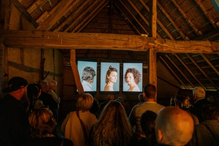 Moederzieltriptiek waarin op een drieluik portretten verschijnen van getuigen die hun verhaal doen in de expo Moederziel