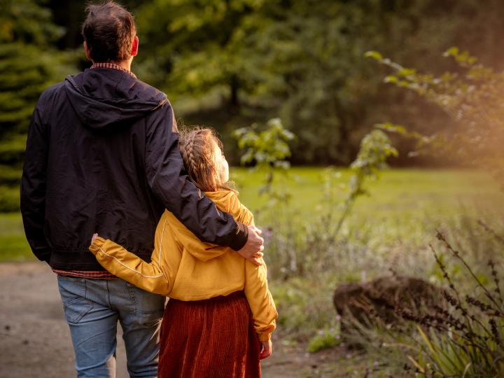 Papa en dochter wandelen samen doot het park