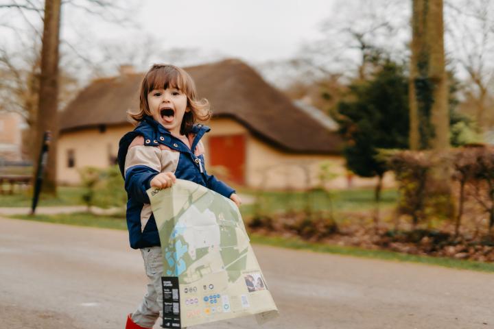 Kindje loopt met kaart door het Openluchtmuseum