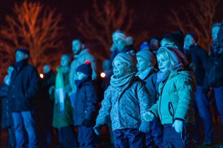 Kindjes kijken vol bewondering naar lichtshow