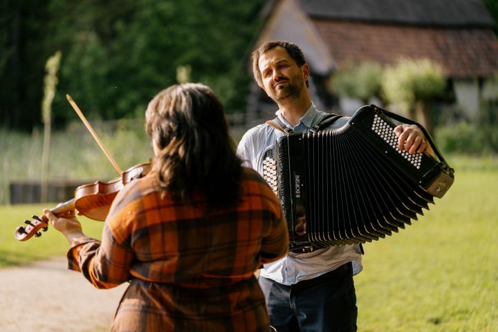 Laura Cortese en Bert Ruymbeek spelen Magda's Song op viool en accordeon bij de opening van de expo Moederziel in het Openluchtmuseum