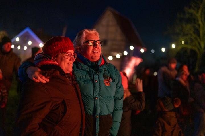 Koppel kijkt blij naar optreden tijdens Winterlicht