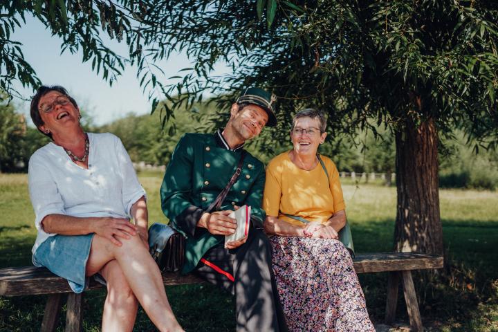 Living History acteur - de champetter - lacht met twee bezoekers