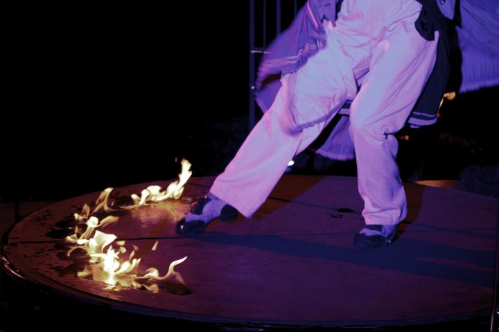 Vuurartiest tapdanst bij vuurcirkel tijdens Winterlicht