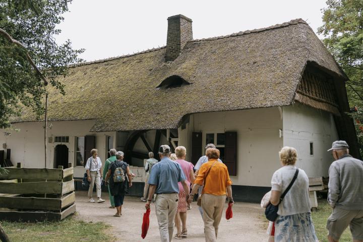 Bezoekers wandelen naar de Wellenshoeve