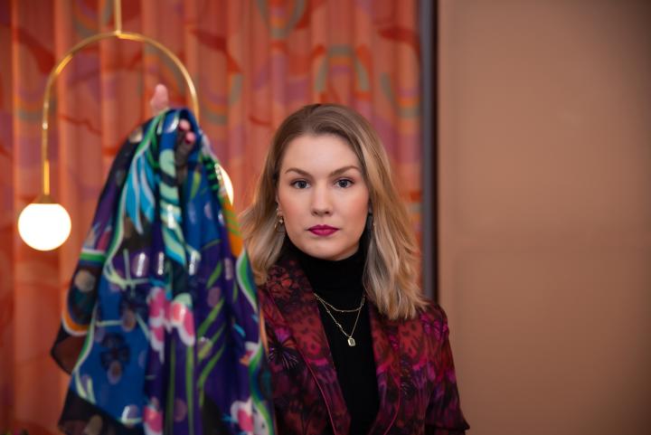 Ontwerpster Marylène Madou poseert met enkele van haar ontwerpen