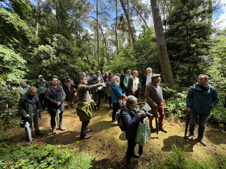 Erfgoedtuinier met bezoekers op tour door de groencollectie van Bokrijk