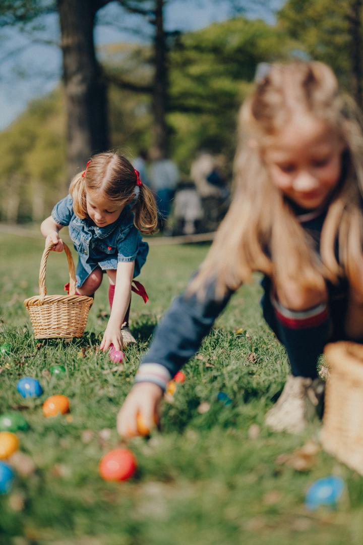 Meisjes rapen paaseieren op de raapweides in het Openluchtmuseum