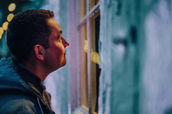 Man kijkt door het raam van verlicht historisch gebouw