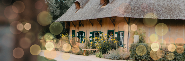 Bokrijk huis met rieten dak en schittering in kerstsfeer