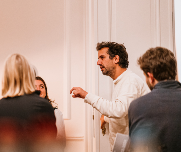 Man legt iets uit aan andere personen