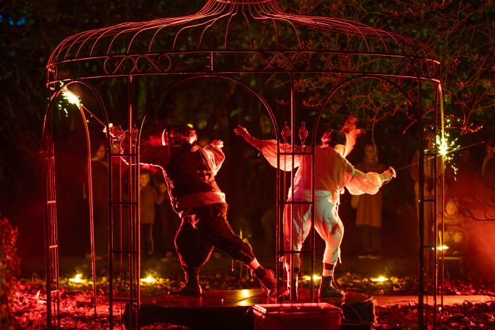 Twee schermen maken vonken in een prieeltje tijdens Winterlicht