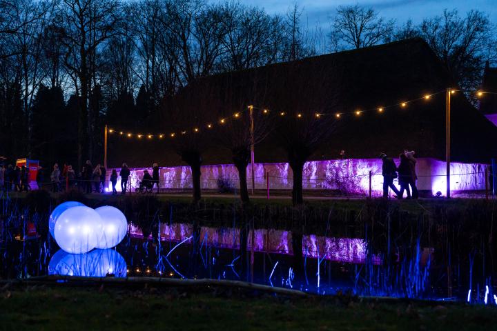 Verlichte vijver voor verlicht historisch gebouw