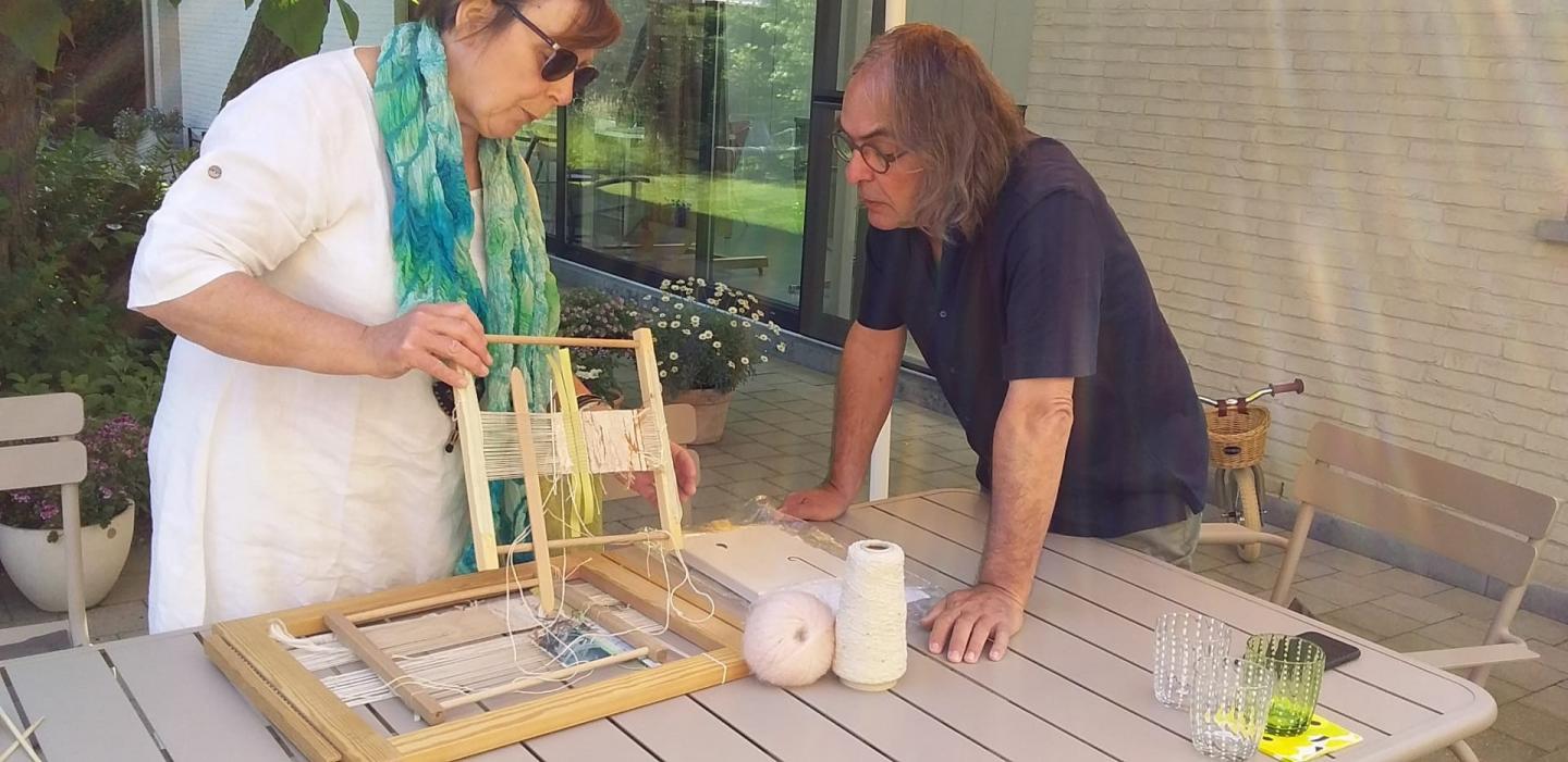 Lieve Weytjens in overleg met beeldend kunstenaar Willo Gonnissen.