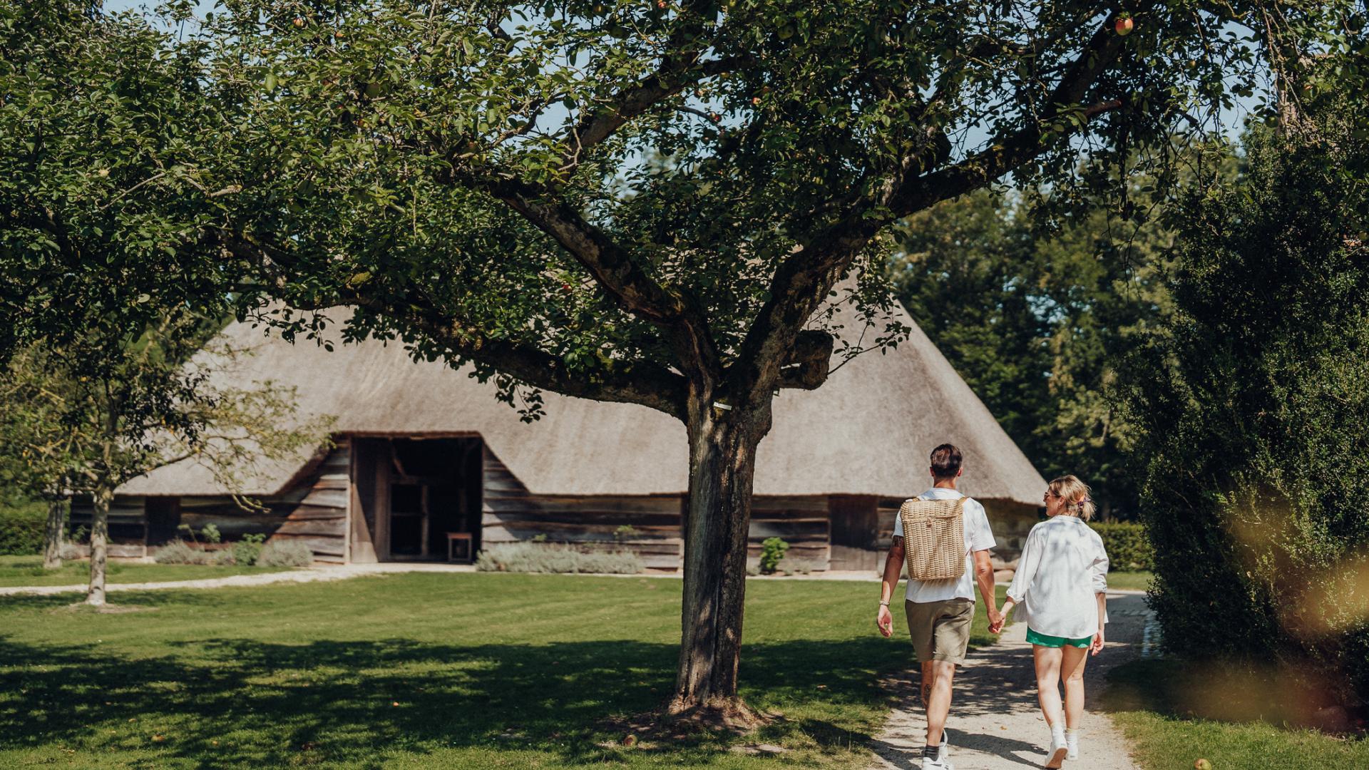 Koppel wandelt hand in hand naar historisch gebouw