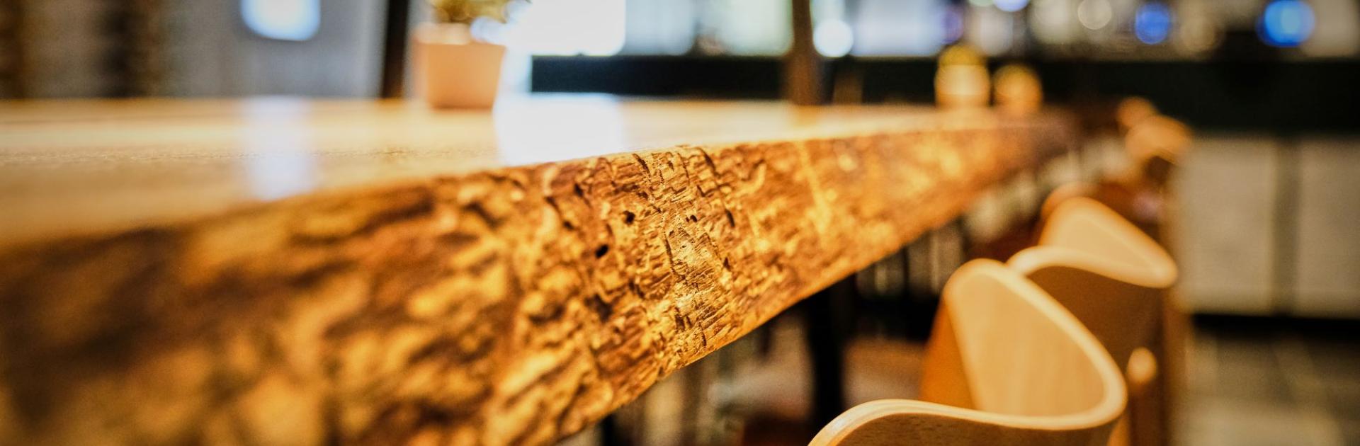 Houten tafel en stoelen in het Koetshuis