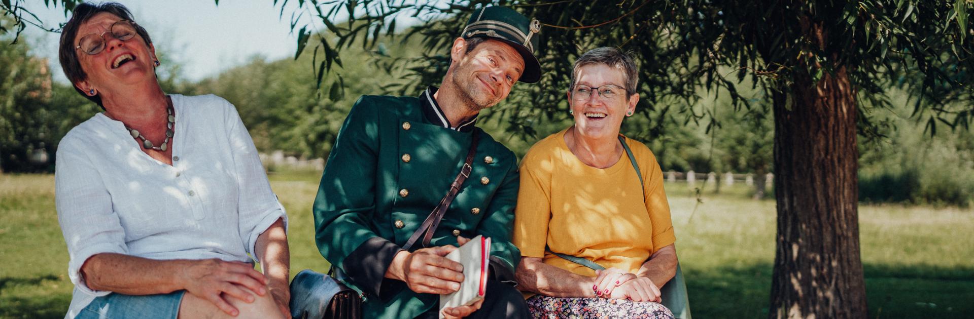 Living History acteur - de champetter - lacht met twee bezoekers